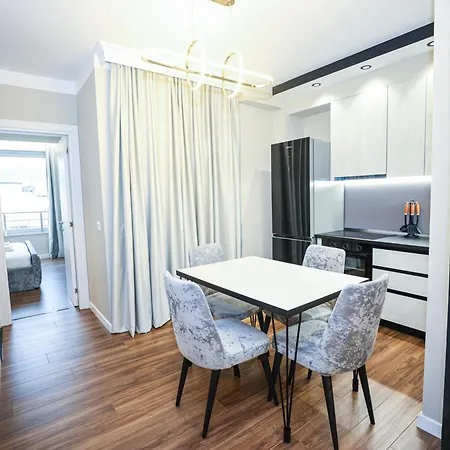 Miku -charming One Bedroom At Komuna E Parisit 3*